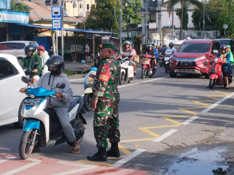 Babinsa Koramil 1710-02/Timika, Sertu Philipus Paringgi dan Kopka Irayan Faref, yang dengan sigap membantu mengatur arus lalu lintas