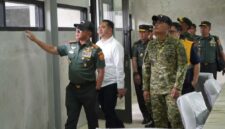 Panglima TNI Jenderal TNI Agus Subiyanto meninjau Pusat Pendidikan dan Latihan (Pusdiklat) Komando Pasukan Khusus (Kopassus) di Batujajar