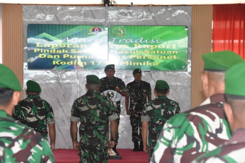 Komando Distrik Militer (Kodim) 1710/Mimika menggelar acara tradisi korps pindah satuan, masuk satuan, serta purna tugas