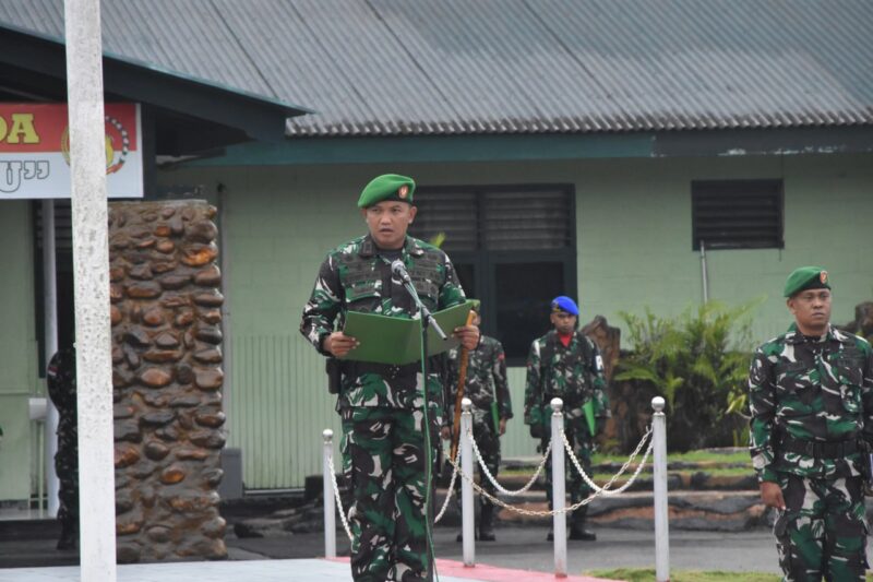 Kodim 1710/Mimika menggelar upacara pengibaran bendera yang dipimpin langusng oleh Dandim 1710/Mimika Letkol Inf M. Slamet Wijaya
