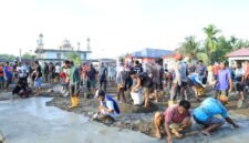 Personel Satgas TNI Manunggal Membangun Desa (TMMD) ke-126 Kodim 1505/Tidore bersama masyaraka terus menggenjot proses pengecoran