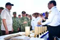 Menteri Pertahanan Republik Indonesia Sjafrie Sjamsoeddin meninjau langsung hasil panen kedelai di lahan pertanian Komplek Pemukiman TNI AL