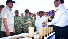 Menteri Pertahanan Republik Indonesia Sjafrie Sjamsoeddin meninjau langsung hasil panen kedelai di lahan pertanian Komplek Pemukiman TNI AL