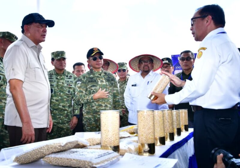 Menteri Pertahanan Republik Indonesia Sjafrie Sjamsoeddin meninjau langsung hasil panen kedelai di lahan pertanian Komplek Pemukiman TNI AL