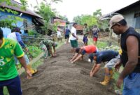Anggota Satgas TMMD ke-126 Kodim 1505/Tidore bersama masyarakat setempat bahu membahu mengambil pasir timbunan