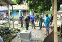 Dansatgas TNI Manunggal Membangun Desa (TMMD) ke-126 Kodim 1505/Tidore, Letkol Inf Wahyu Widya Sasono, meninjau langsung progres pembangunan