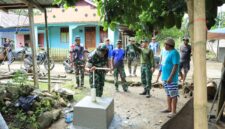 Dansatgas TNI Manunggal Membangun Desa (TMMD) ke-126 Kodim 1505/Tidore, Letkol Inf Wahyu Widya Sasono, meninjau langsung progres pembangunan