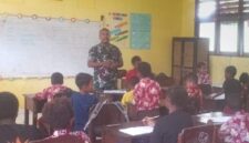 Babinsa Koramil 1710-07/Mapurujaya, Kodim 1710/Mimika, Peltu Hermanus Resubun, memberikan pembekalan Wawasan Kebangsaan