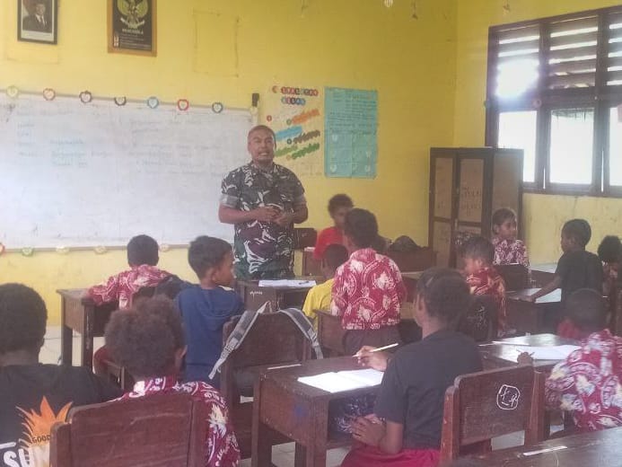 Babinsa Koramil 1710-07/Mapurujaya, Kodim 1710/Mimika, Peltu Hermanus Resubun, memberikan pembekalan Wawasan Kebangsaan