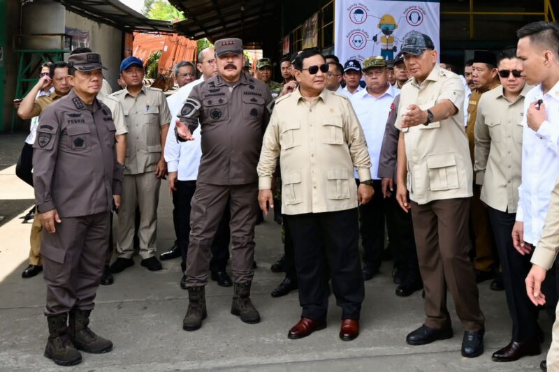 Presiden Republik Indonesia Prabowo Subianto dalam kunjungan kerja ke Kawasan Smelter PT Tinindo Internusa, Pangkal Pinang