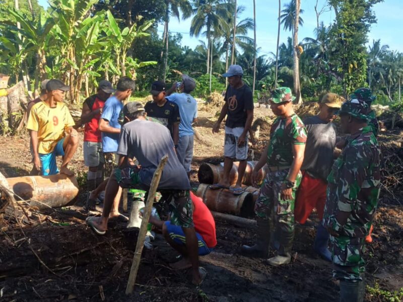 Satgas TMMD ke-126 Kodim 1505/Tidore bersama masyarakat Desa Tagalaya melaksanakan kegiatan penanaman jagung di lahan ketahanan pangan
