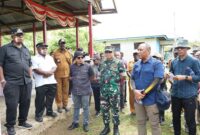 Bupati bersama Dandim dan rombongan meninjau beberapa fasilitas umum serta berdialog dengan warga Distrik Mimika Barat Tengah