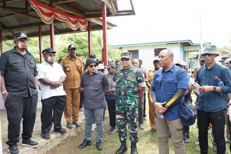 Bupati bersama Dandim dan rombongan meninjau beberapa fasilitas umum serta berdialog dengan warga Distrik Mimika Barat Tengah