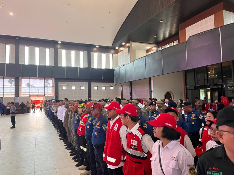 Apel Kesiapsiagaan dalam upaya menghadapi potensi bencana hidrometeorologi tahun 2025 yang dipimpin oleh Kapolres Mimika