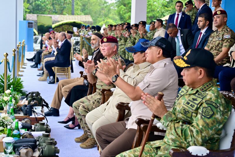 Presiden Republik Indonesia Bapak Prabowo Subyanto dalam menerima kunjungan kehormatan Raja Yordania Abdullah II Ibn Al-Hussein menyaksikan Demonstrasi