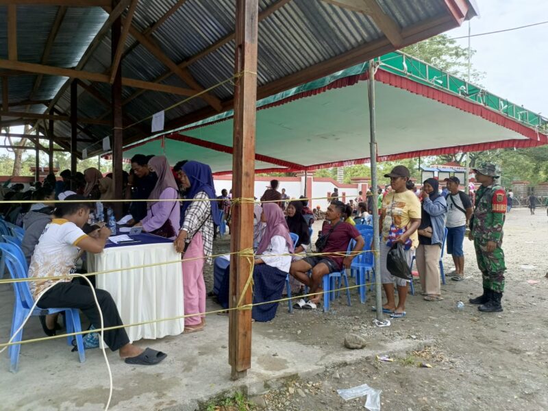 Babinsa Koramil 1710-03/Kuala Kencana Serma Rusdiono dan Kopka Abdul Haris Koli melaksanakan pendampingan penyaluran Bantuan Program Keluarga Harapan