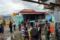 Babinsa Koramil 1710-02/Timika, Sertu Elisa turun langsung mendampingi tim gabungan Satpol PP Mimika bersama Dinas Lingkungan Hidup (DLH) Mimika