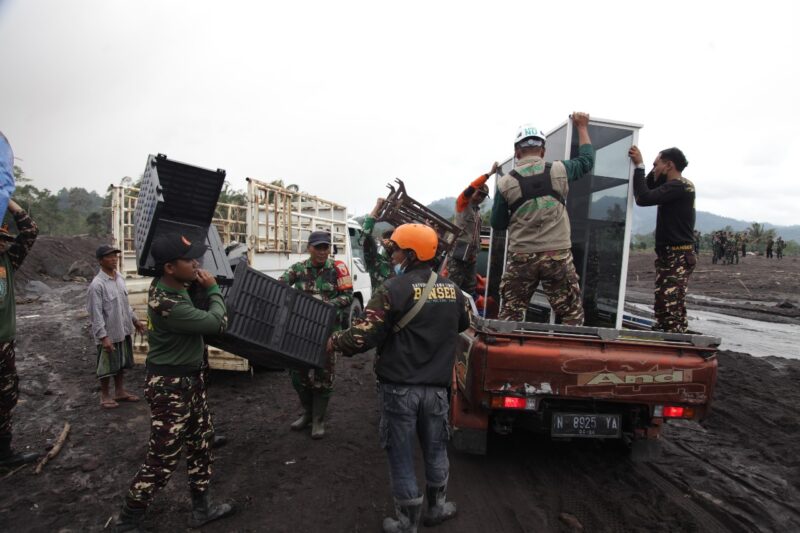 Tim Aju Setiap Saat Siap Bergerak (S3B) Divisi Infanteri (Divif) 2/Kostrad bersama Koramil 0821-14/Pronojiwo melaksanakan peninjauan lapangan