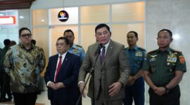 Panglima TNI Jenderal TNI Agus Subiyanto bersama Kasau, Wakasad, dan Wakasal mendampingi Menteri Pertahanan RI Sjafrie Sjamsoeddin