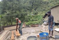 Babinsa Koramil 1710-04/Tembagapura Pelda Indra R dan Serka Ikbertus Sumel melalui giar Binternya hari ini, membantu memperbaiki rumah