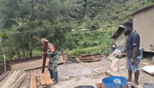 Babinsa Koramil 1710-04/Tembagapura Pelda Indra R dan Serka Ikbertus Sumel melalui giar Binternya hari ini, membantu memperbaiki rumah