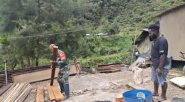 Babinsa Koramil 1710-04/Tembagapura Pelda Indra R dan Serka Ikbertus Sumel melalui giar Binternya hari ini, membantu memperbaiki rumah