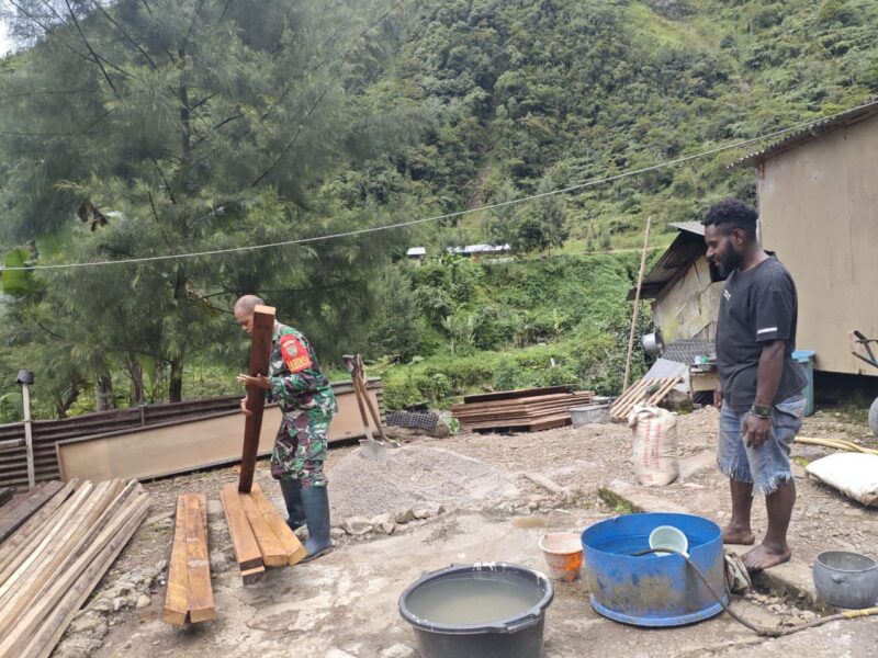 Babinsa Koramil 1710-04/Tembagapura Pelda Indra R dan Serka Ikbertus Sumel melalui giar Binternya hari ini, membantu memperbaiki rumah