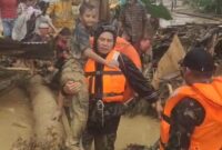 Prajurit TNI dari Koramil 01/Batangtoru, Kodim 0212/Tapsel bertindak cepat dalam membantu warga yang terdampak banjir di Desa Garoga