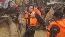 Prajurit TNI dari Koramil 01/Batangtoru, Kodim 0212/Tapsel bertindak cepat dalam membantu warga yang terdampak banjir di Desa Garoga