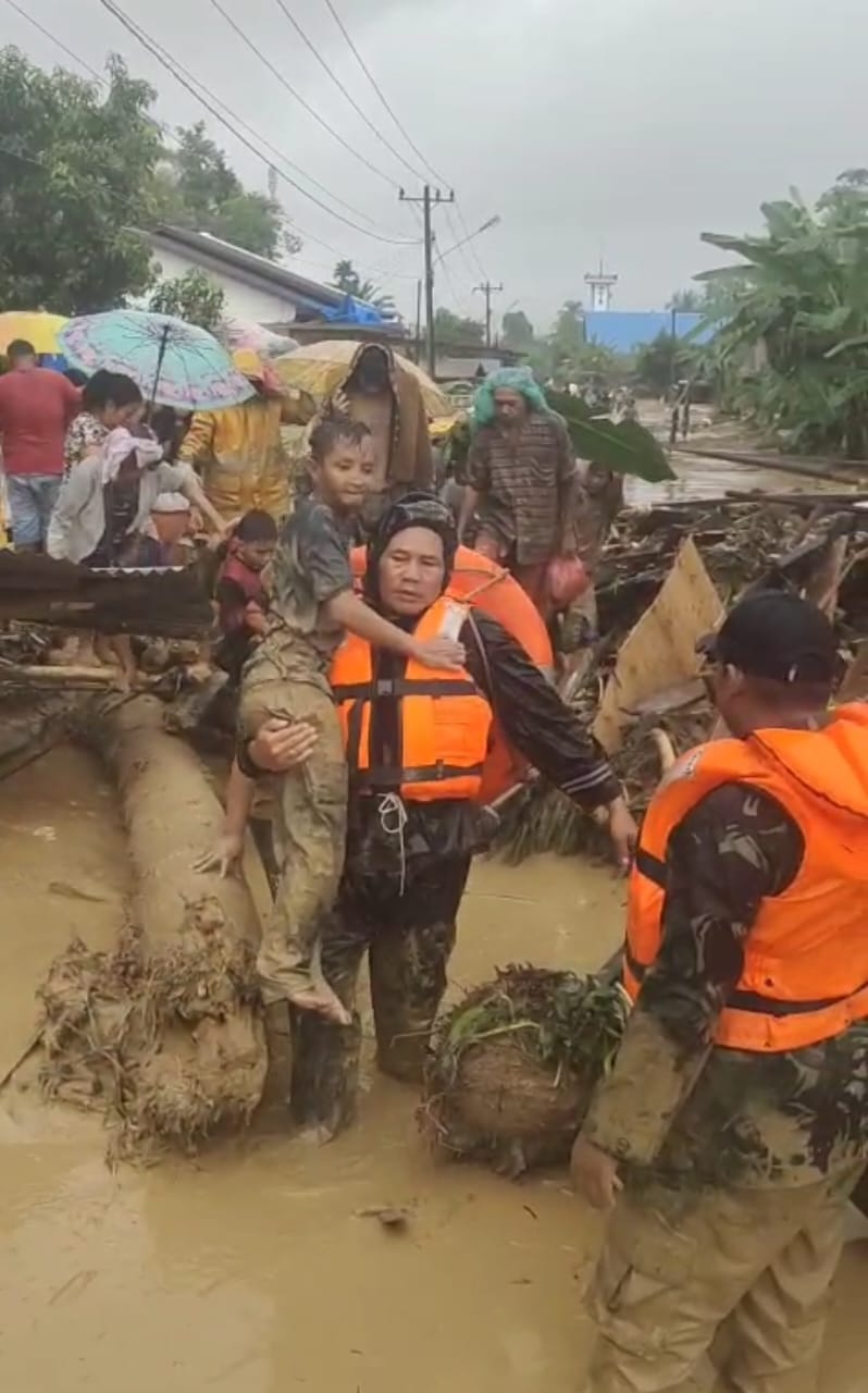Prajurit TNI dari Koramil 01/Batangtoru, Kodim 0212/Tapsel bertindak cepat dalam membantu warga yang terdampak banjir di Desa Garoga