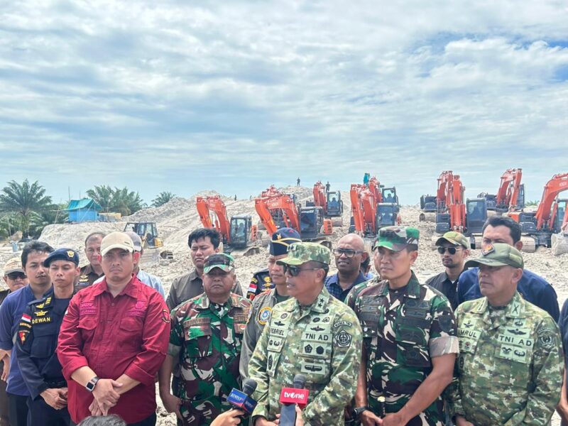 Komandan Satgas (Dansatgas) Mayjen TNI Febriel Buyung Sikumbang, berhasil mengamankan sejumlah alat berat dan menertibkan aktivitas penambangan ilegal