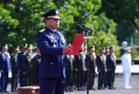 Asisten Komunikasi dan Elektronika (Askomlek) Panglima TNI Marsda TNI Basuki Rochmat, C.R.G.P., memimpin upacara peringatan Hari Pahlawan