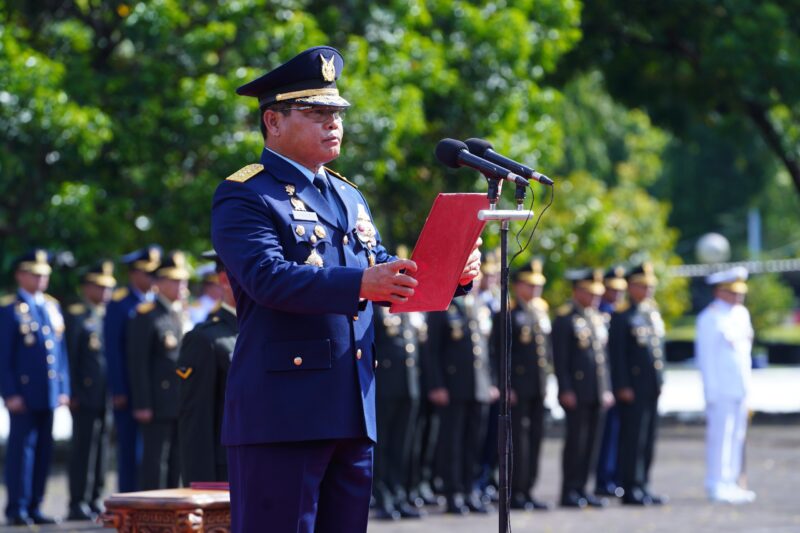 Asisten Komunikasi dan Elektronika (Askomlek) Panglima TNI Marsda TNI Basuki Rochmat, C.R.G.P., memimpin upacara peringatan Hari Pahlawan