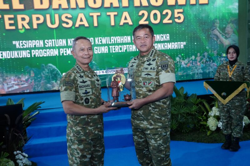 Kepala Staf Umum (Kasum) TNI Letjen TNI Richard Tampubolon mewakili Panglima TNI Jenderal TNI Agus Subiyanto memberikan ceramah