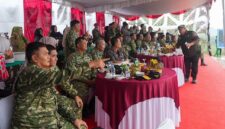 Komandan Batalyon Yonif Para Raider 501/BY Divisi 2 Kostrad Letkol Inf I Gusti Bagus Prayuda pimpin ratusan peterjun, hiasi langit Pulau Timah