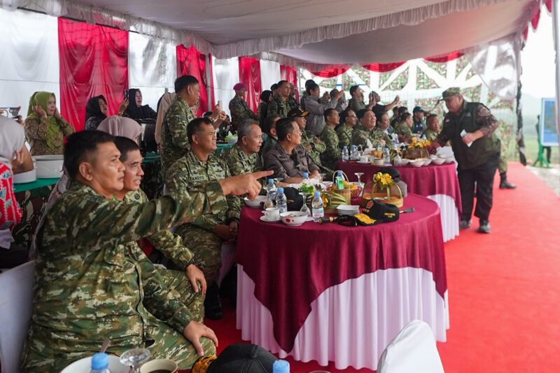 Komandan Batalyon Yonif Para Raider 501/BY Divisi 2 Kostrad Letkol Inf I Gusti Bagus Prayuda pimpin ratusan peterjun, hiasi langit Pulau Timah