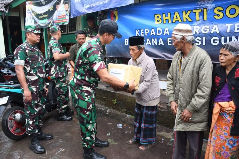 Kasdam V/Brawijaya Brigjen TNI Zainul Bahar, S.H., M.Si., bersama Danrem 083/Baladhika Jaya Kolonel Inf Kohir melaksanakan peninjauan