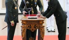 Panglima TNI Jenderal TNI Agus Subiyanto melantik 51 Perwira Muda Dikmapa PK TNI Keahlian Khusus Siber TA 2025 di GOR Ahmad Yani, Mabes TNI