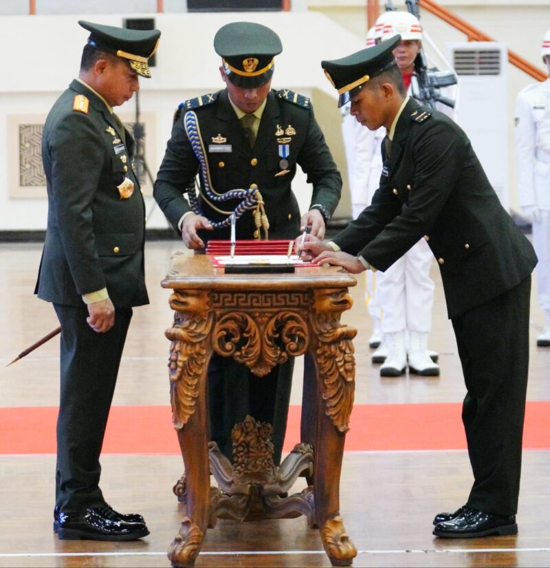 Panglima TNI Jenderal TNI Agus Subiyanto melantik 51 Perwira Muda Dikmapa PK TNI Keahlian Khusus Siber TA 2025 di GOR Ahmad Yani, Mabes TNI