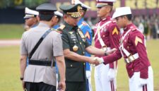 Panglima TNI Jenderal TNI Agus Subiyanto bersama Kapolri Jenderal Pol. Listyo Sigit Prabowo memimpin Upacara Wisuda Prajurit Tarun