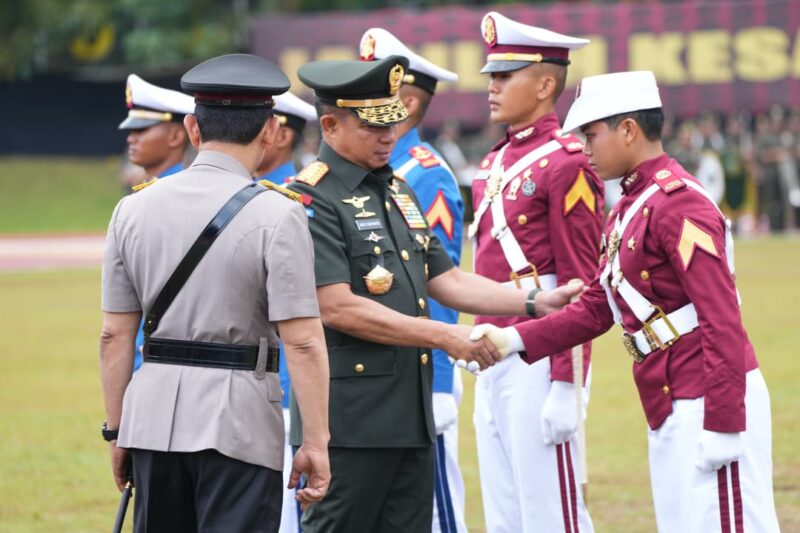 Panglima TNI Jenderal TNI Agus Subiyanto bersama Kapolri Jenderal Pol. Listyo Sigit Prabowo memimpin Upacara Wisuda Prajurit Tarun