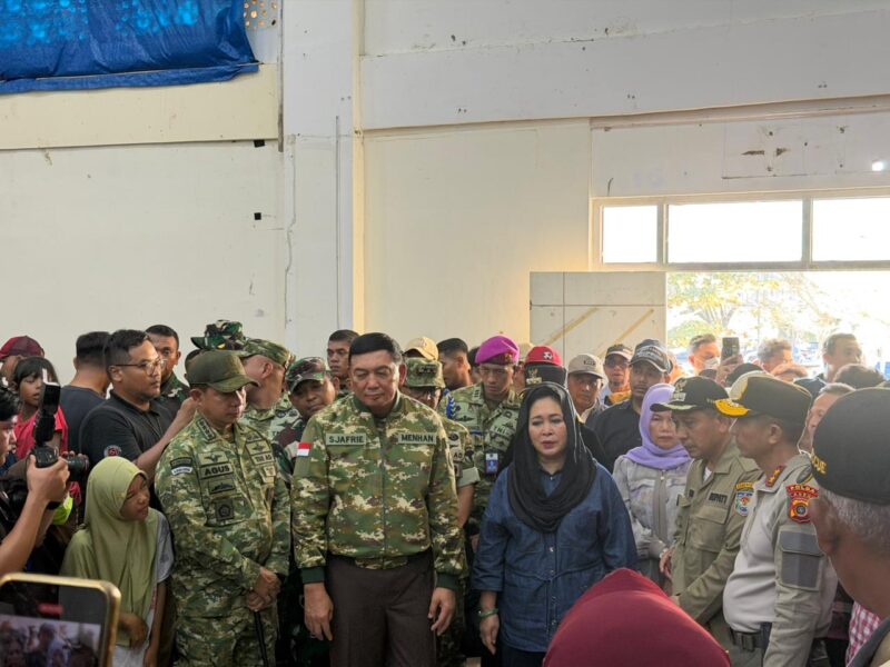 Panglima TNI Jenderal TNI Agus Subiyanto mendampingi Menteri Pertahanan Republik Indonesia (Menhan RI) Sjafrie Sjamsoeddin