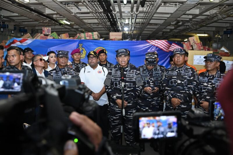 Kepala Staf Angkatan Laut (Kasal) Laksamana TNI Dr. Muhammad Ali memimpin langsung pelepasan pengiriman bantuan kemanusiaan