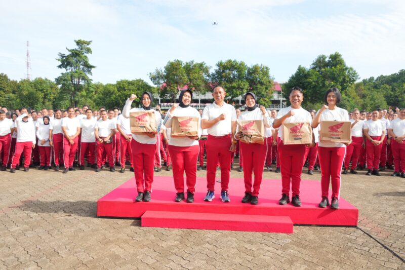 Panglima TNI Jenderal TNI Agus Subiyanto melaksanakan olahraga bersama prajurit dan Pegawai Negeri Sipil (PNS) di lingkungan Markas Besar Tentara Nasional Indonesia