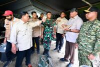 Panglima TNI Jenderal TNI Agus Subiyanto mendampingi Presiden Republik Indonesia Prabowo Subianto meninjau langsung progres pembangunan