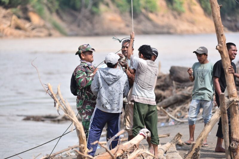 Pasukan TNI dari Kodim 0111/Bireuen kembali menunjukkan komitmen, ketulusan, dan pengabdian dalam membantu warga yang terdampak banjir