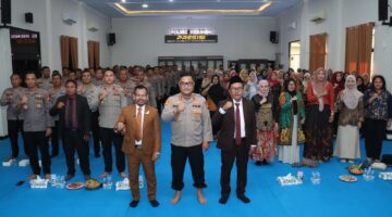 Kapolres Kebumen AKBP Eka Baasith Syamsuri, S.I.K., M.Si., telah menerima penghargaan sebagai Influential Leader Awards 2025