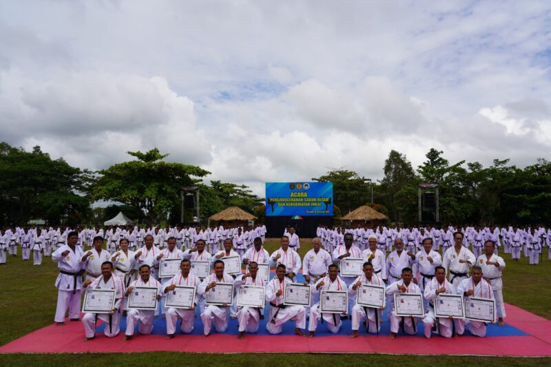 Pangdam XXIV/Mandala Trikora Mayjen TNI Lucky Avianto memimpin pengukuhan 1.683 prajurit sebagai pemegang Sabuk Hitam INKAI