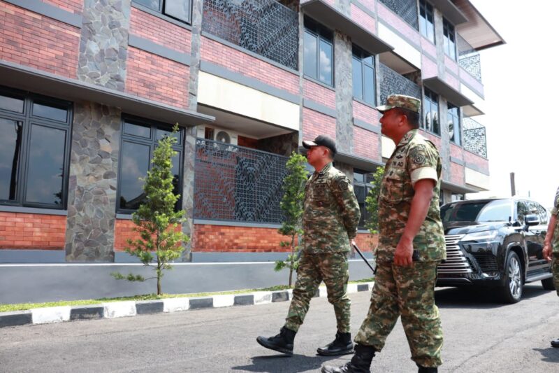 Panglima TNI Jenderal TNI Agus Subiyanto meresmikan Rumah Susun (Rusun) Serka Dedy Unadi di Komplek Perumahan Perwira Tinggi Mabes TNI