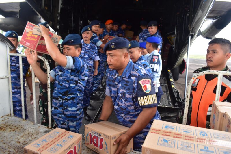 Lanud Sri Mulyono Herlambang (SMH) Palembang bersama Forkopimda Kota Palembang mengirimkan sebanyak 14 ton bantuan kemanusiaan